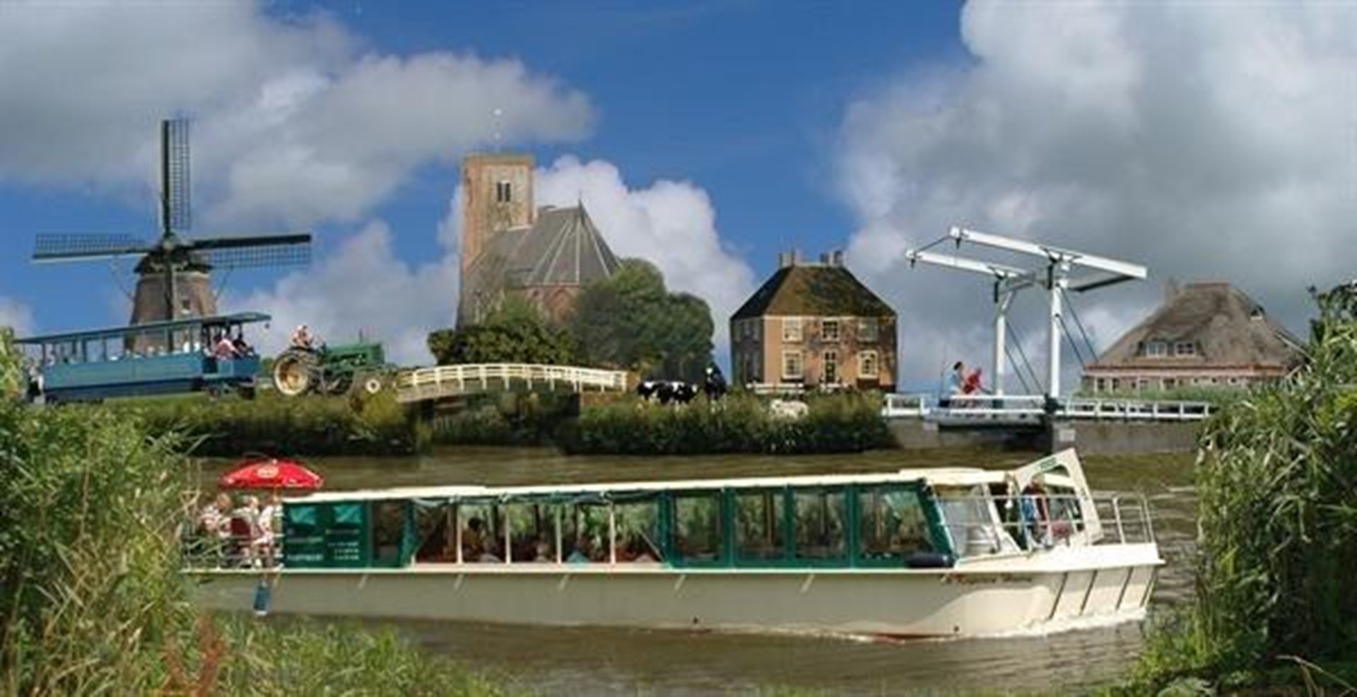 Partyboot "De Koperen Hoorn" met arrangement "Beisies Koike" banner